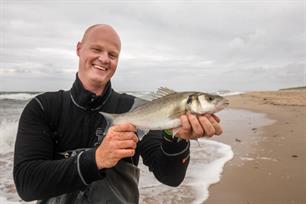 Zeebaarsvissen vanaf het strand in VISblad TV (video)